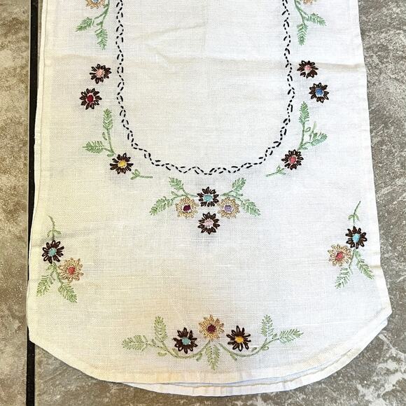 Vintage Hand Embroidered Table Runner Dresser Scarf Floral Scalloped Ends Decor - Picture 1 of 7